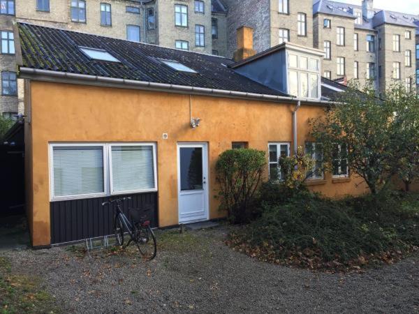 Rooms In Quiet Yellow Courtyard Apartment コペンハーゲン エクステリア 写真