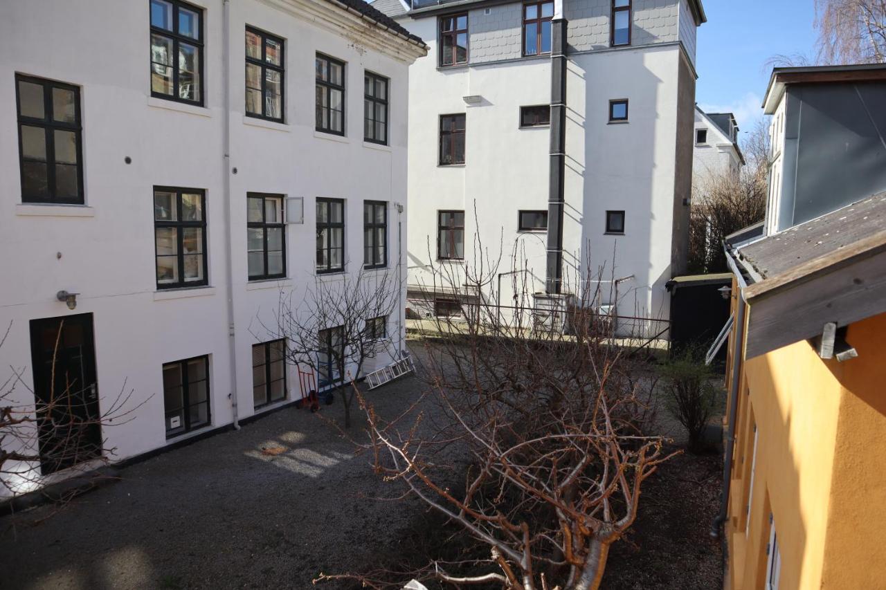 Rooms In Quiet Yellow Courtyard Apartment コペンハーゲン エクステリア 写真